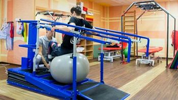 Лестница-брусья с электронной регулировкой высоты ступеней «АЛЬТЕРСТЕП» арт. Mad23331